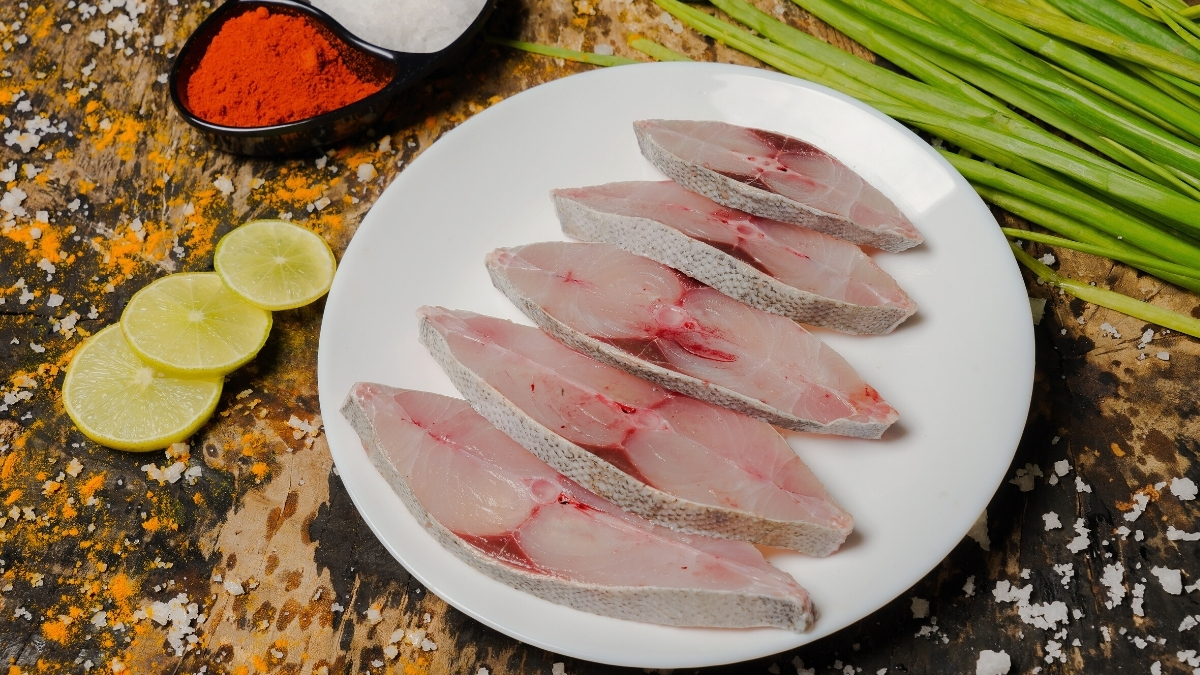 Black Pomfret / Karuppu Vaaval Slice (300 to 360 grams)